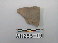 藏品(灰色夾砂陶口緣或陶圈足殘件)的圖片